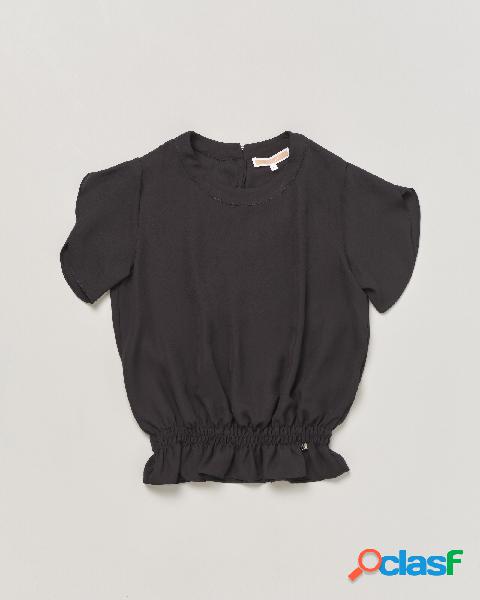 Camicia nera in crêpe girocollo con fondo arricciato 10-16