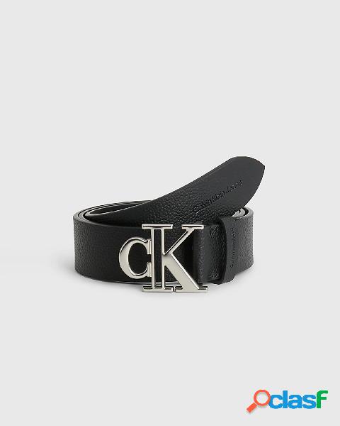 Cintura nera in pelle martellata con fibbia a logo CK in