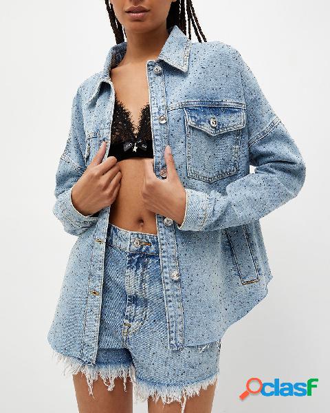 Denim over shacket lavaggio bleach con strass applicati all