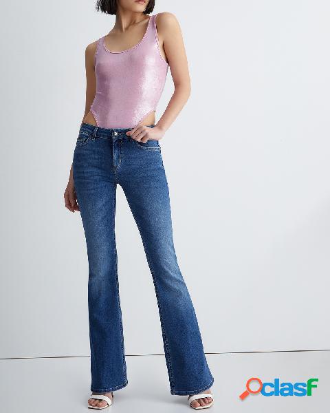 Jeans a zampa vita media in cotone stretch lavaggio medio