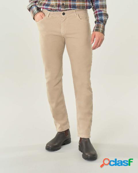 Pantalone beige cinque tasche in diagonale di cotone stretch
