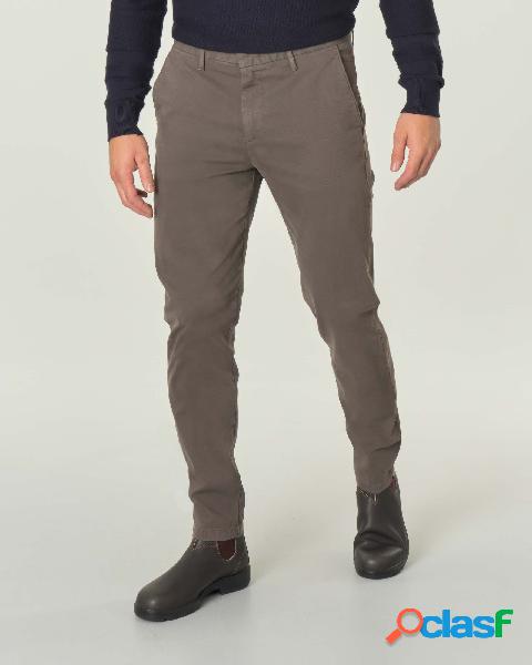 Pantalone chino fango in cotone stretch micro armatura