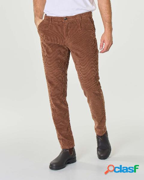 Pantalone color caramello in velluto costa roccia