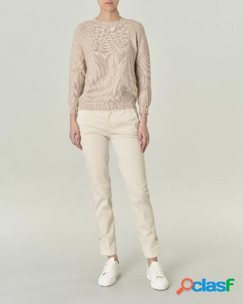 Pantaloni beige in cotone stretch con bottone dorato con