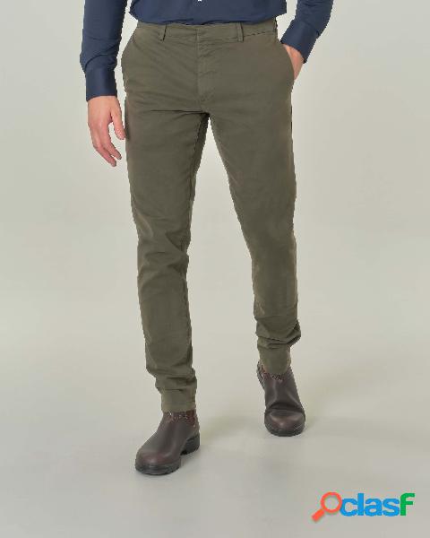 Pantaloni chino carrot fit color verde militare in gabardina