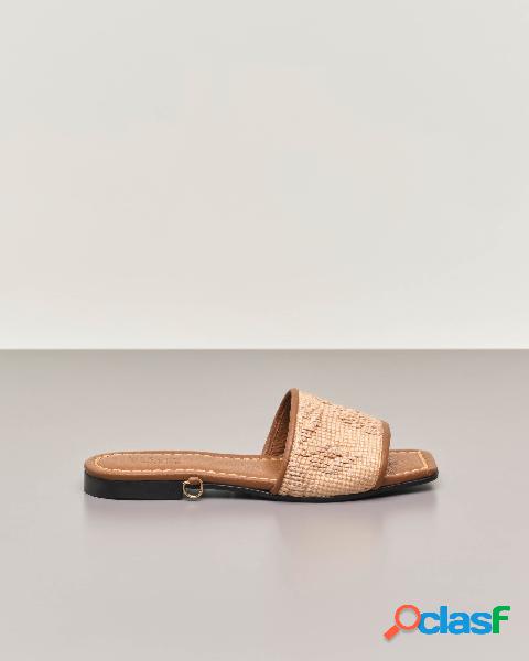 Sandali color cuoio in pelle martellata con fascia in rafia