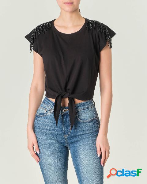 T-shirt nera cropped in cotone con frange a perline tono su