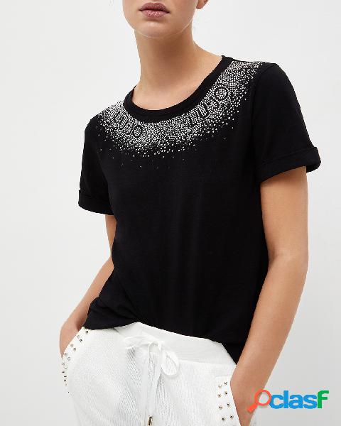 T-shirt nera in cotone stretch con decorazione in strass