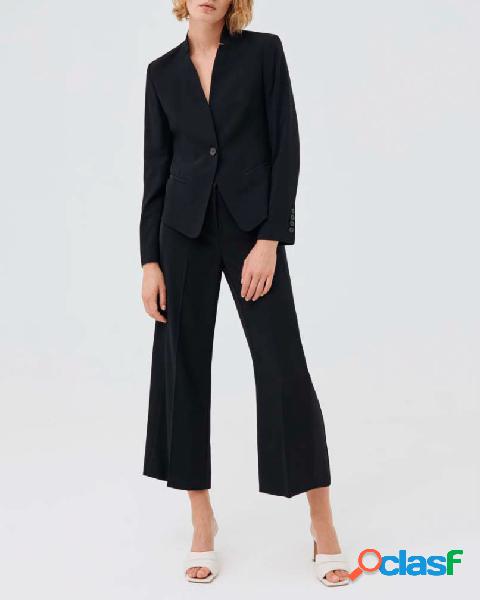 Blazer corto nero in crêpe envers satin a un bottone