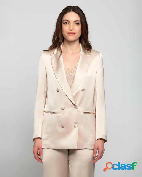 Blazer doppiopetto beige in raso con bottoni in tessuto tono