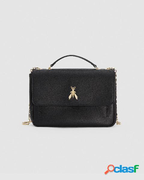 Borsa a mano in pelle effetto martellato con patta con logo