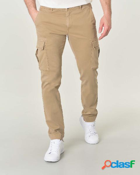 Pantalone cargo beige in gabardina di cotone stretch