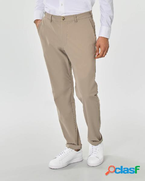 Pantalone chino beige in tessuto tecnico hyper comfort