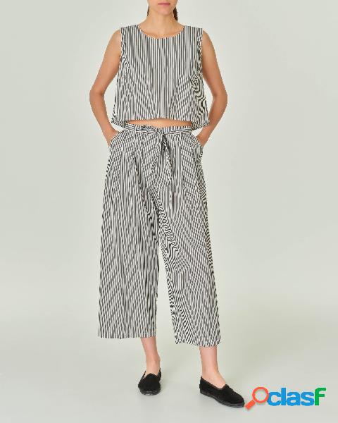 Pantaloni cropped ampi in cotone a micro righe bianche e