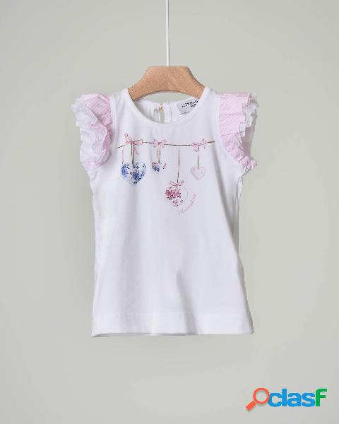 Top bianco con maniche ad aletta a righe e stampa fiocchi e