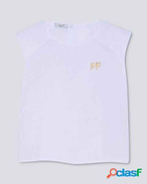 Top bianco in crêpe con spilla logo gialla sul petto 10-16