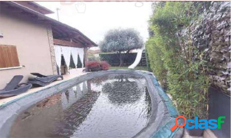 villa con piscina e giardino